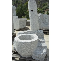 Fontana scolpita in granito