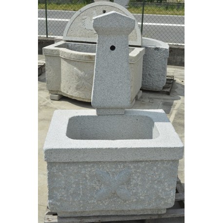 Fontana scolpita in granito